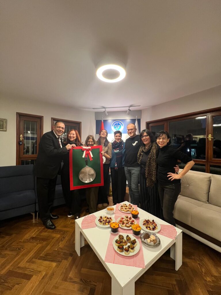Mezunların Aşiyan’daki buluşmasından toplu fotoğraf
